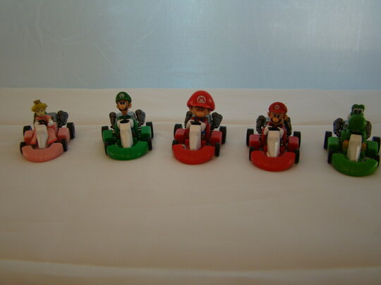 Super-Mario-Bros-Collectors-Setjes-Action-and-Pull-Back-Kart-figures