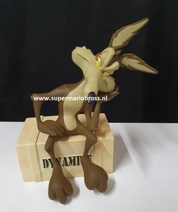 Wile E. Coyote On Dynamite - T m Warner Bros Studios Statue Looney Tunes- 20cm hoog - Boxed broken leg