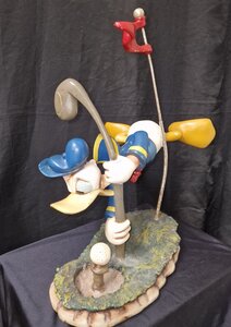 Walt Disney Donald Duck Angry Golfing Polyester Statue Donald Kwaad met Golf Clubs sculpture very Rare