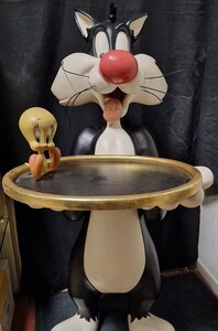 Sylvester & Tweety Cartoon Comic Statue Butler Life Size Waiter Kelner Very Rare to Find Big Fig