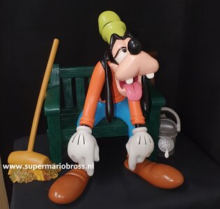 Goofy On Bench Walt Disney Goofy Relax op Bankje cartoon Comic statue Damaged 