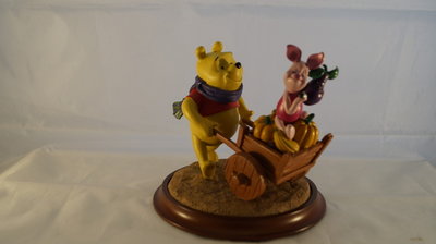 Winnie the Pooh Four Seasons Autumn Statue - Walt Disney four seasons Autumn deco beeldje