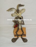 Wile E. Coyote On Dynamite - T &amp; M Warner Bros Boxed Statue - 32 cm hoog - Decoratie beeld