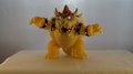 Bowser 25 cm groot met beweegbare armen.