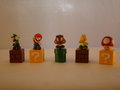 MARIO BROS FIGUREN, setje van 5 figuren op blok en pijp