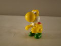 Yoshi hurkend geel action Figure ongeveer 5 cm